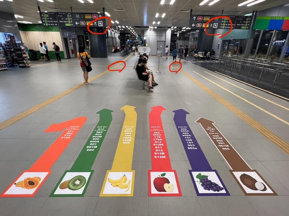 โค้ด NaviLens ที่แฝงอยู่ตามพื้นและป้ายในท่ารถเมล์