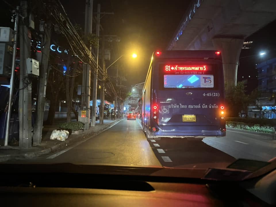 รถเมล์จอดในช่องจราจรกลาง ไม่ใช้ช่องเดินรถประจำทาง