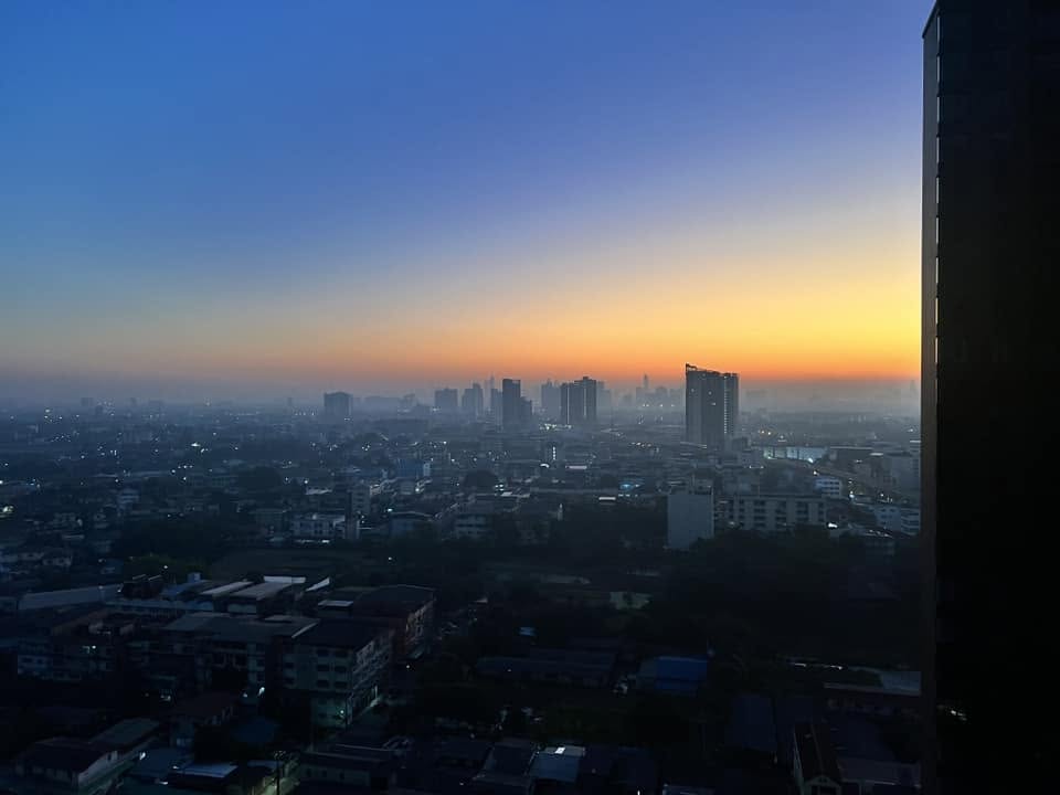 วิวยามเช้าจากคอนโดย่านภาษีเจริญ มองไปทางเมือง