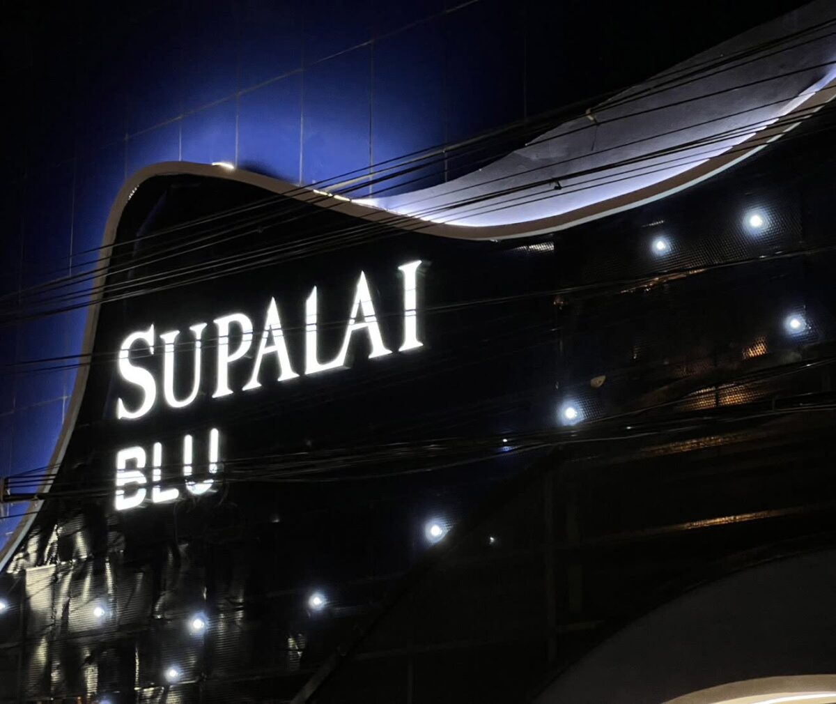 ป้ายชื่อ Supalai Blu เปิดไฟบนอาคารสำนักงานขาย