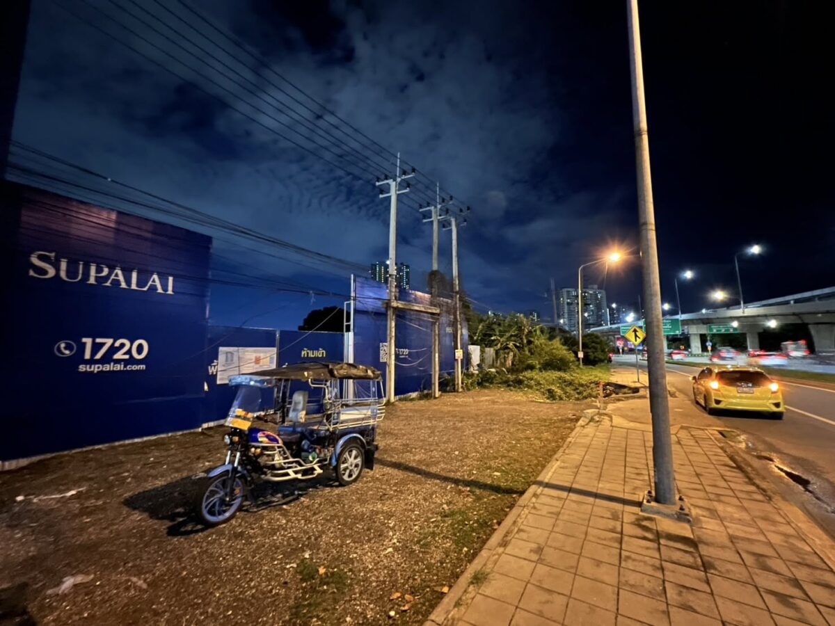 รั้วไซต์ Supalai Blu สาทร-ราชพฤกษ์ ริมถนนราชพฤกษ์ ตอนกลางคืน