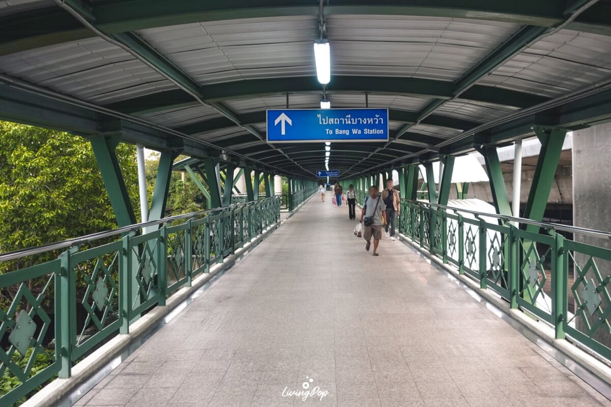 Skywalk สถานีบางหว้า ทางเดินกว้างและสว่าง ใกล้ ORIGIN PLACE บางหว้า