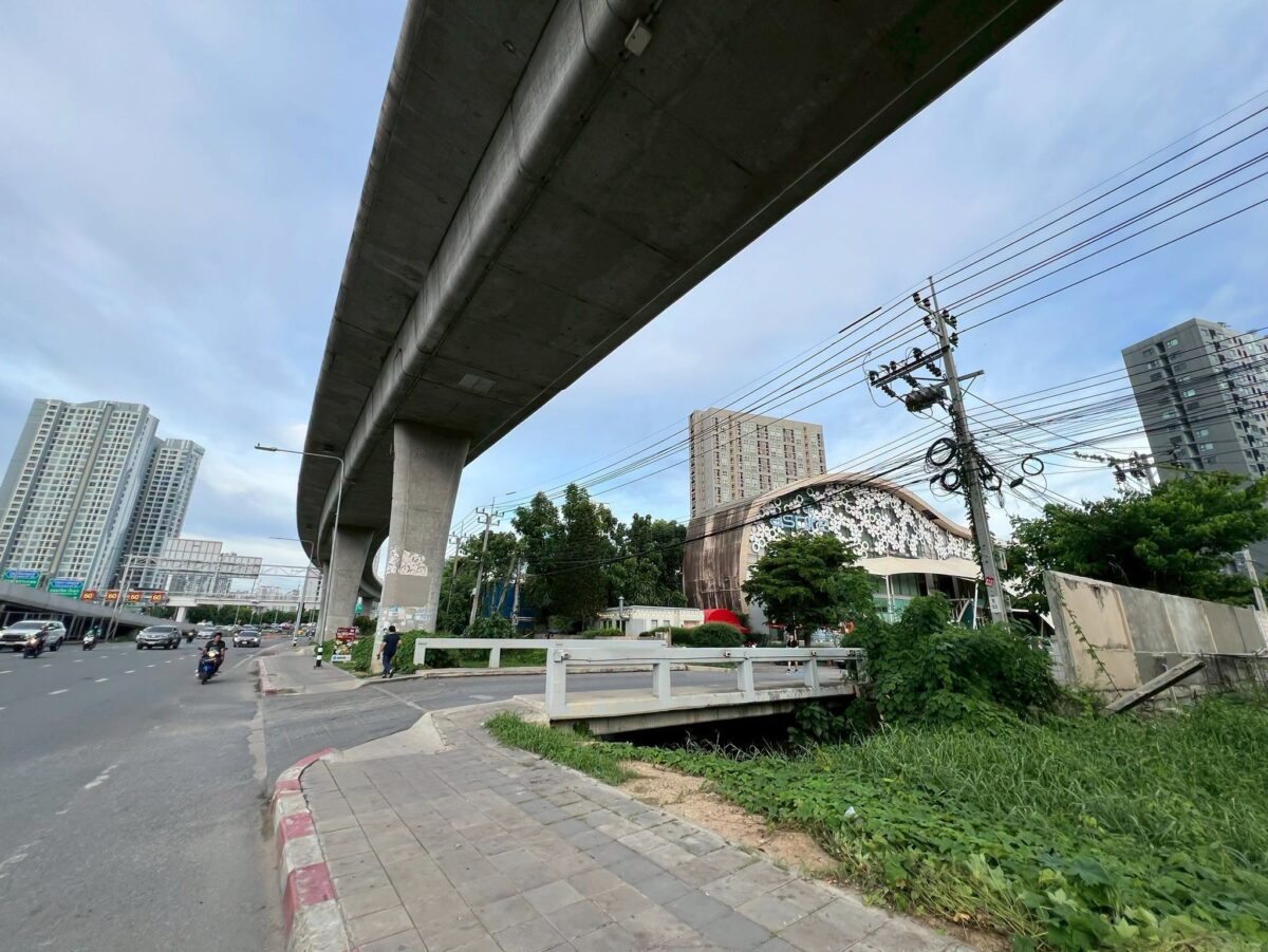 ทางเข้าโครงการติดถนนราชพฤกษ์ ใกล้แยกต่างระดับ