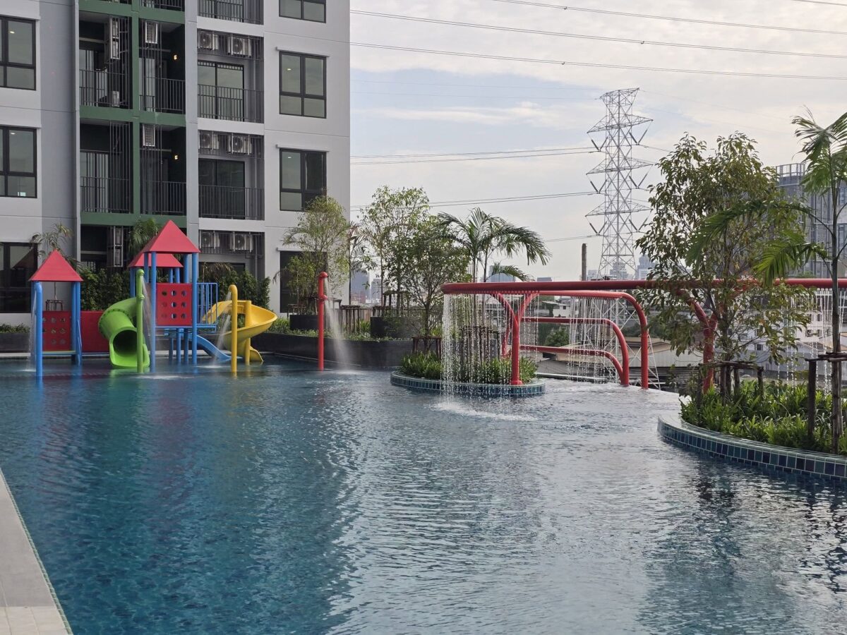 Supalai PARC เอกมัย-พัฒนาการ สระว่ายน้ำอาคาร B