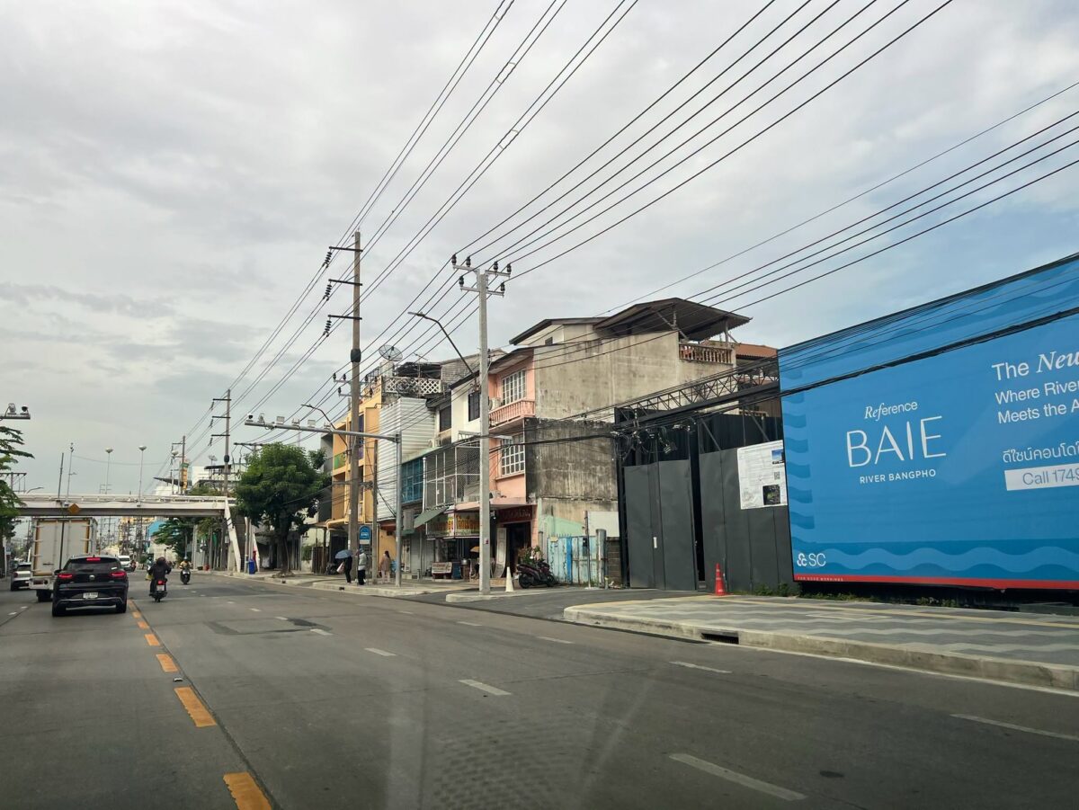 ทางเข้าโครงการ Reference BAIE River Bangpo ติดถนนประชาราษฎร์สาย 1