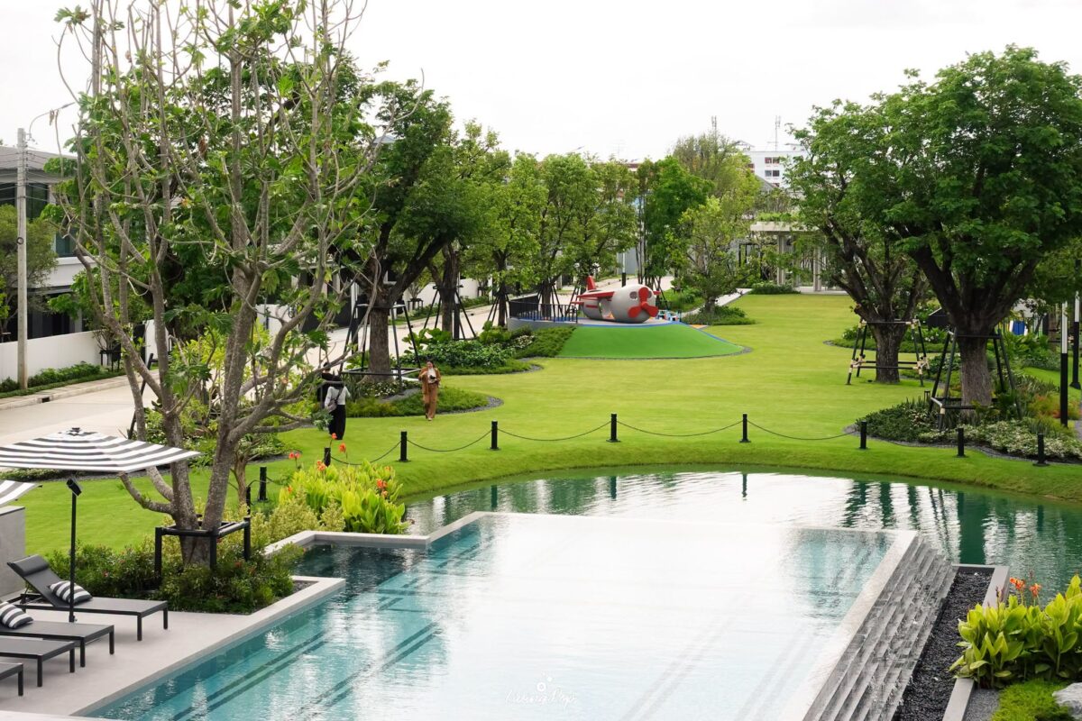 เศรษฐสิริ เกรท ดอนเมือง สระว่ายน้ำท่ามกลางต้นไม้