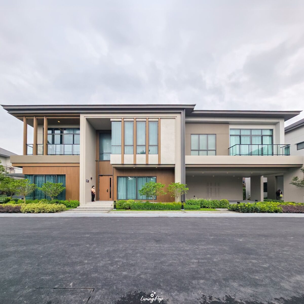 หน้าบ้าน บ้านตัวอย่าง Modern Tropical Bangkok Boulevard Signature สาทร-ปิ่นเกล้า