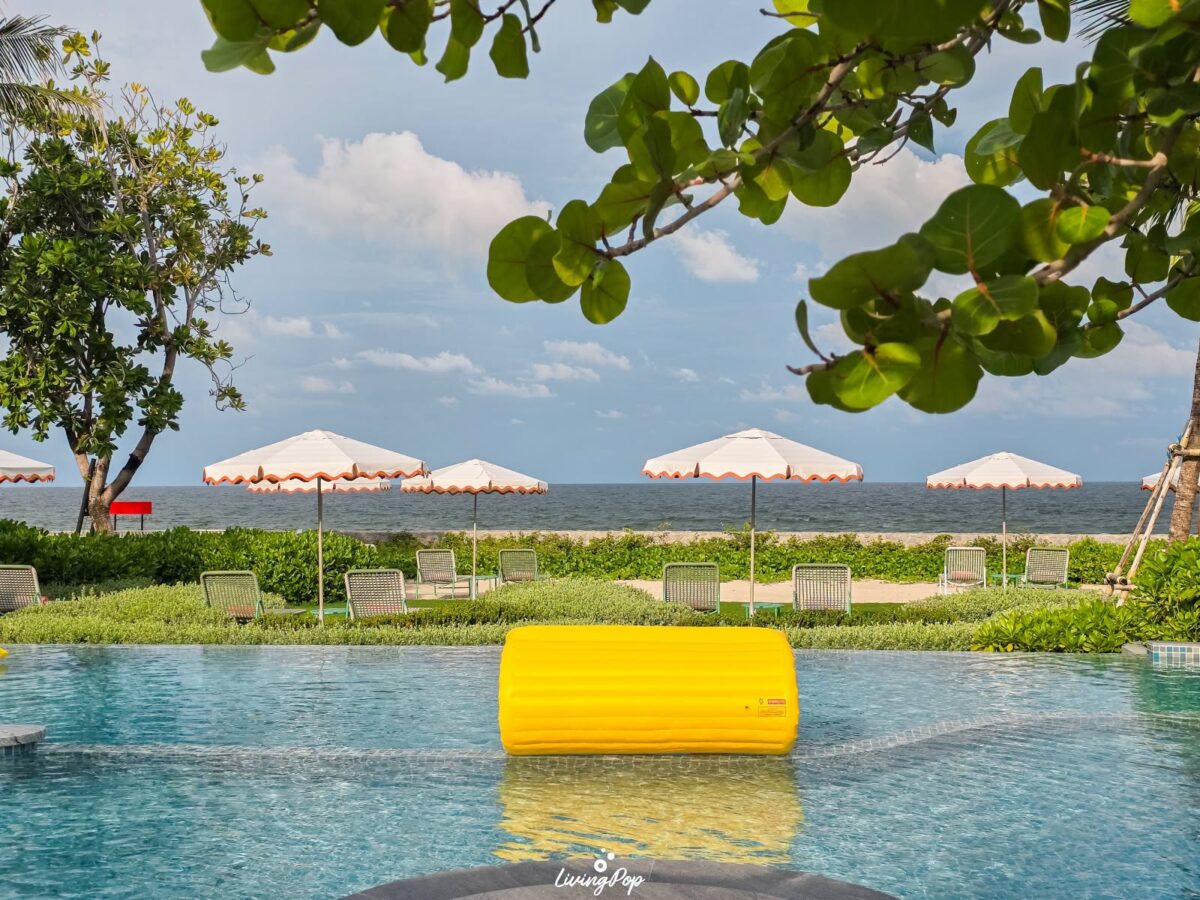 The Standard Residences หัวหิน สระว่ายน้ำริมหาดมองเห็นทะเล