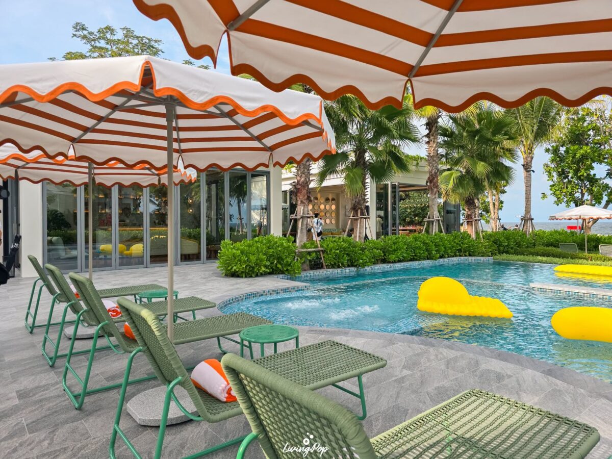 The Standard Residences หัวหิน Daybed ร่มลายส้มริมสระ