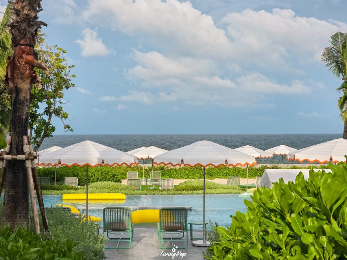 The Standard Residences หัวหิน สระว่ายน้ำโซนริมหาด