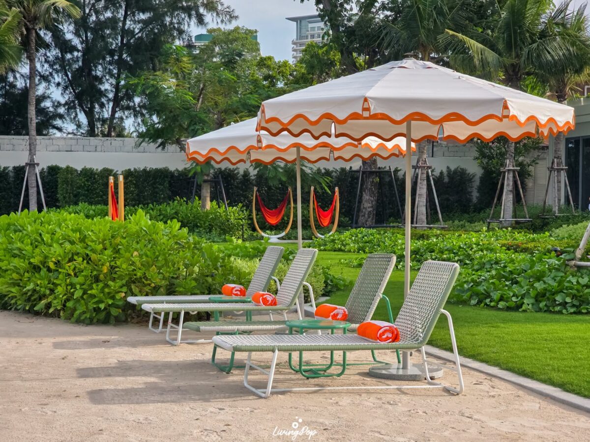 The Standard Residences หัวหิน มุมพักผ่อนในสวนริมหาด