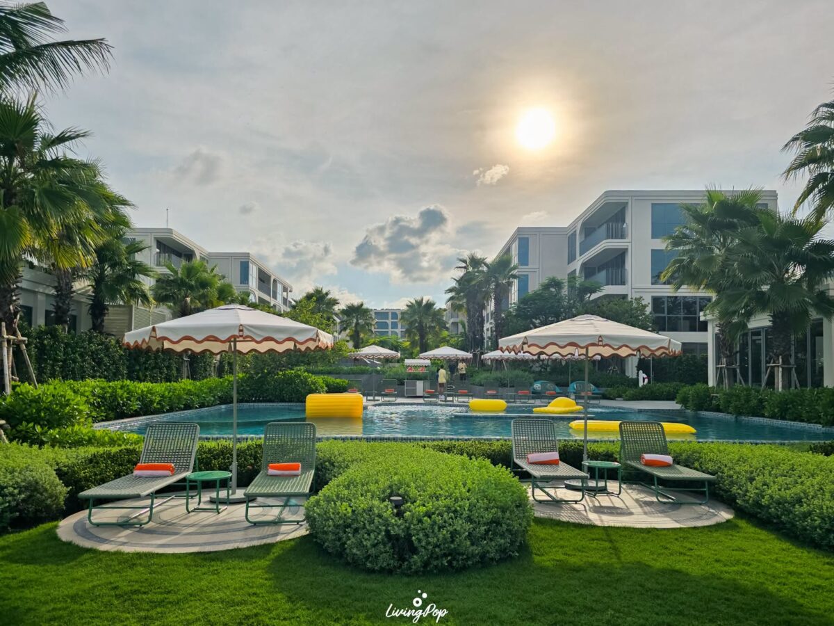 The Standard Residences หัวหิน สวนและสระว่ายน้ำหน้าอาคาร