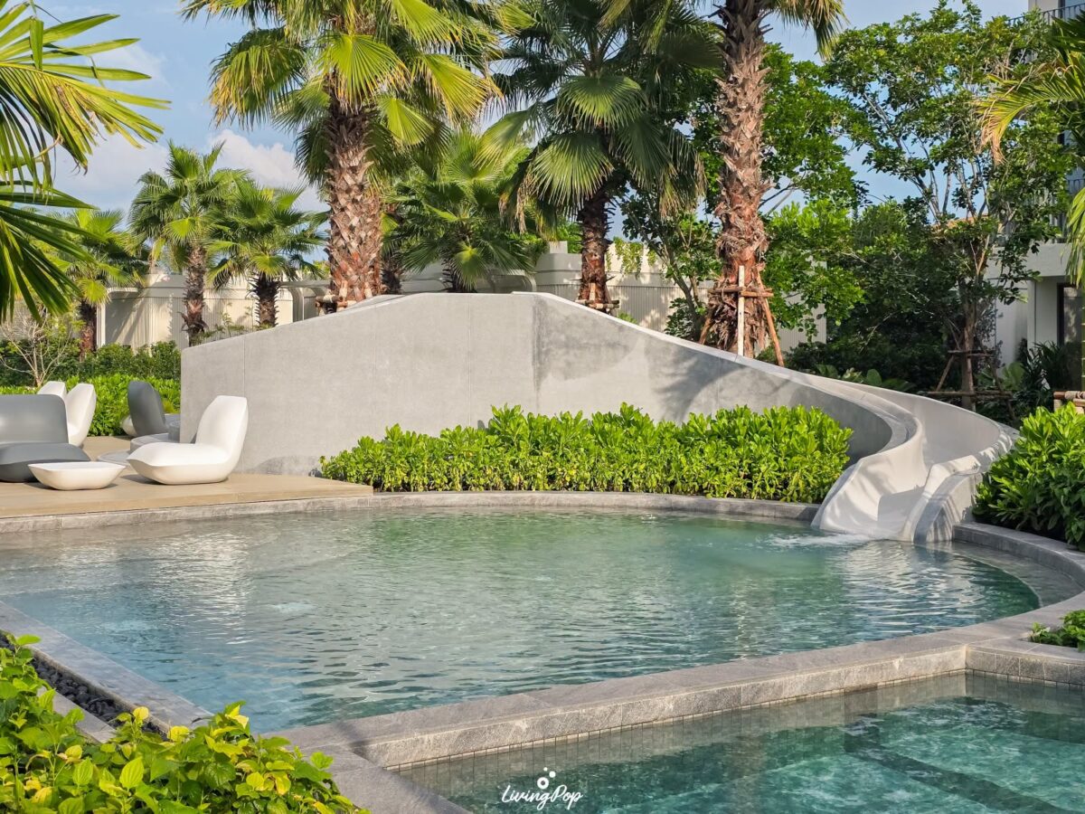 The Standard Residences หัวหิน สระว่ายน้ำกลางโครงการ