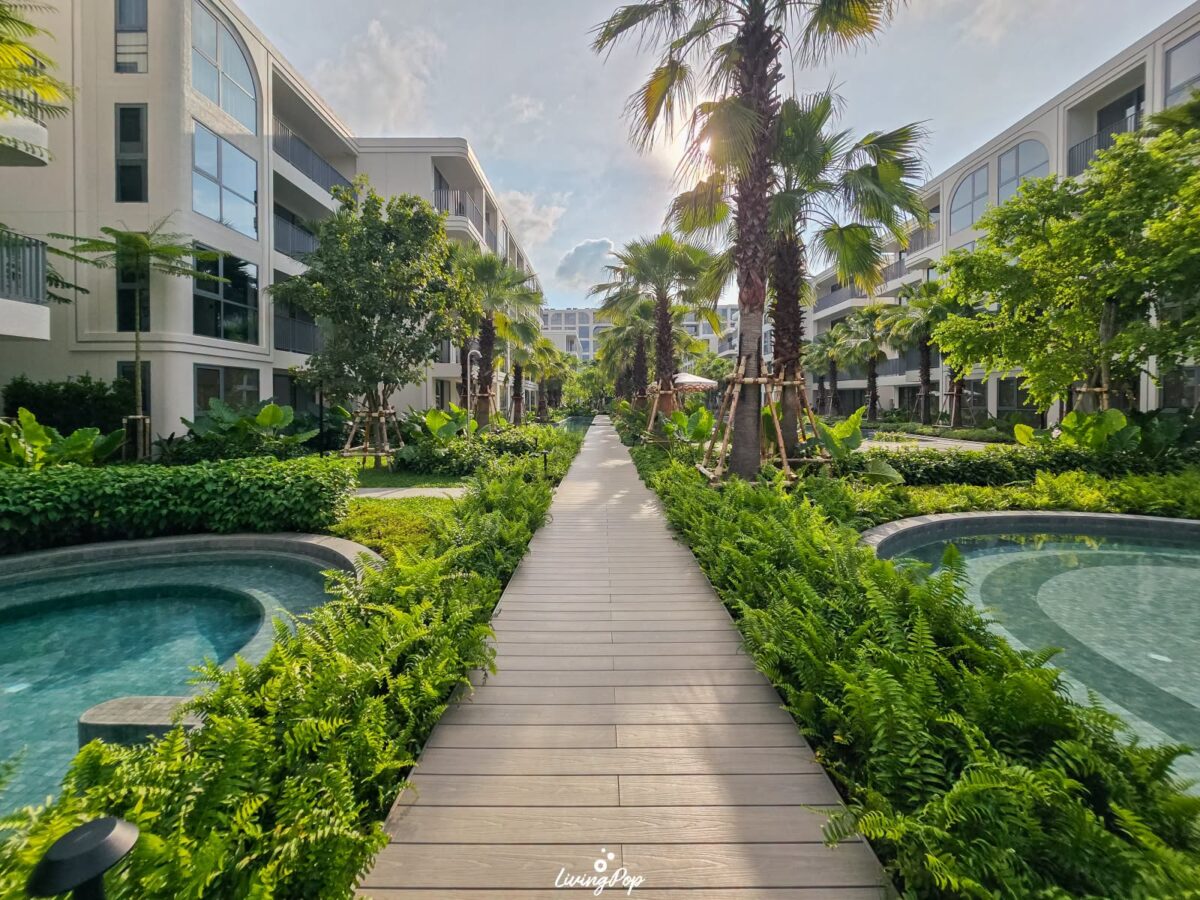 The Standard Residences หัวหิน ทางเดินในสวนระหว่างอาคาร