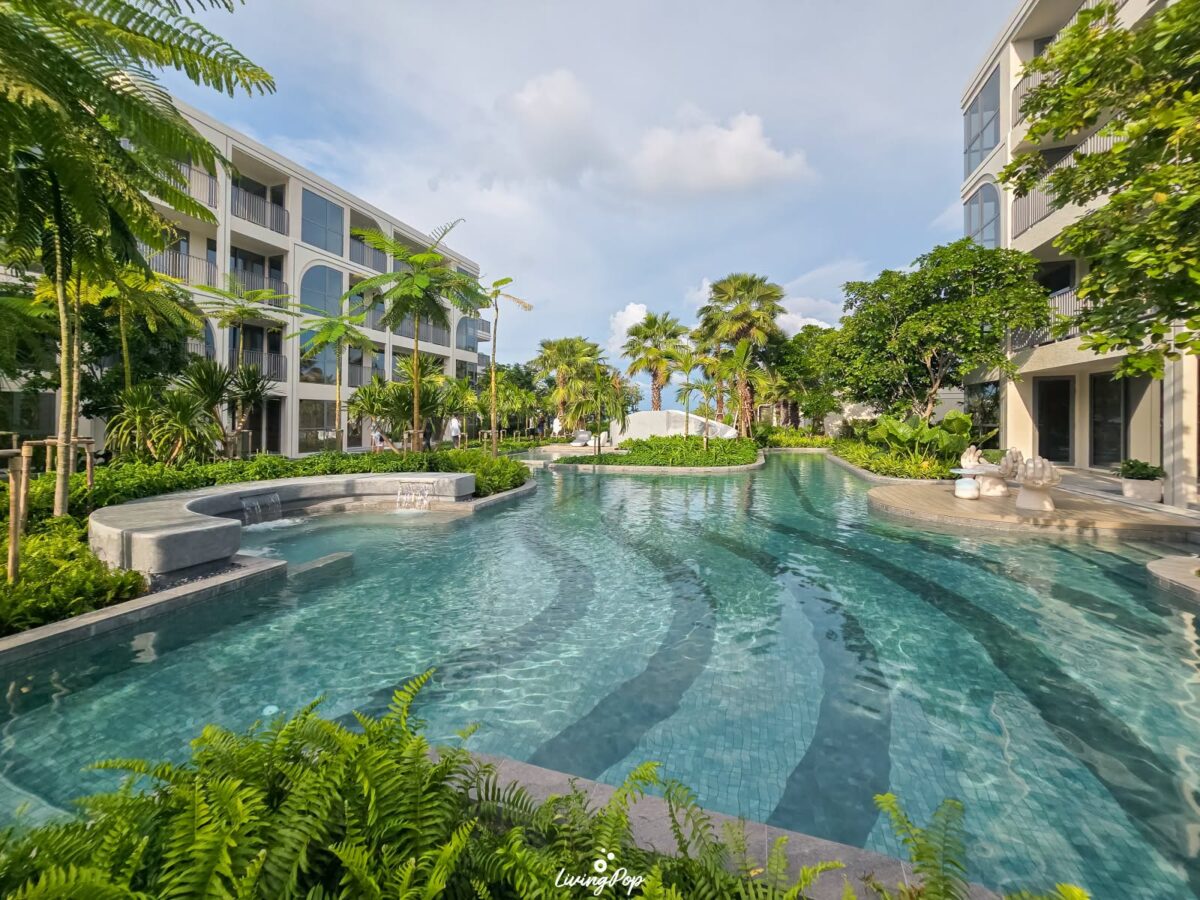 The Standard Residences หัวหิน สระว่ายน้ำยาวขนานอาคาร