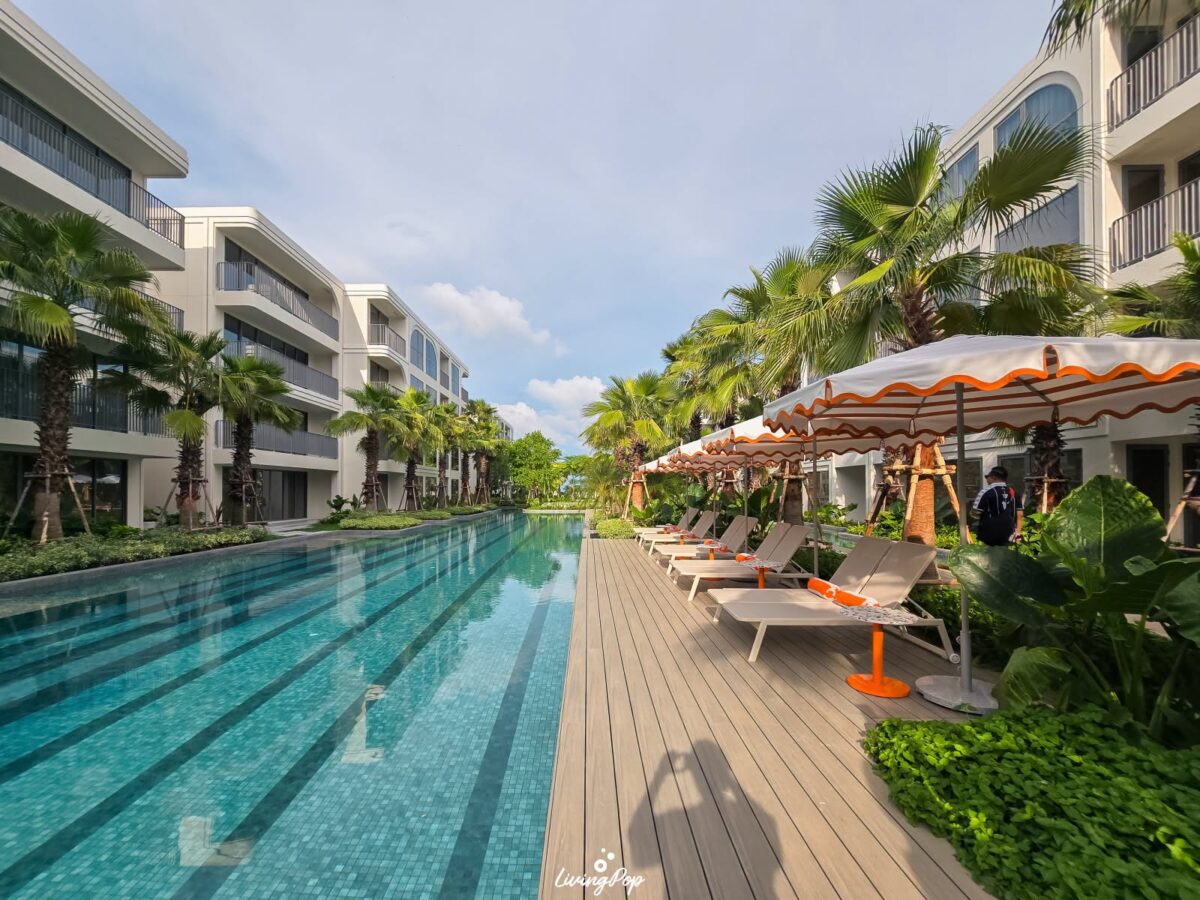 The Standard Residences หัวหิน สระว่ายน้ำยาวระหว่างอาคาร