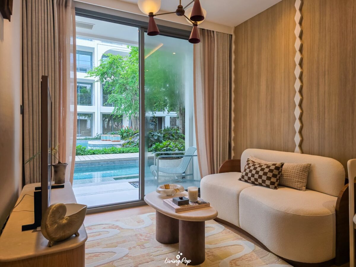 The Standard Residences หัวหิน ห้องตัวอย่าง ห้องนั่งเล่นวิวสระ