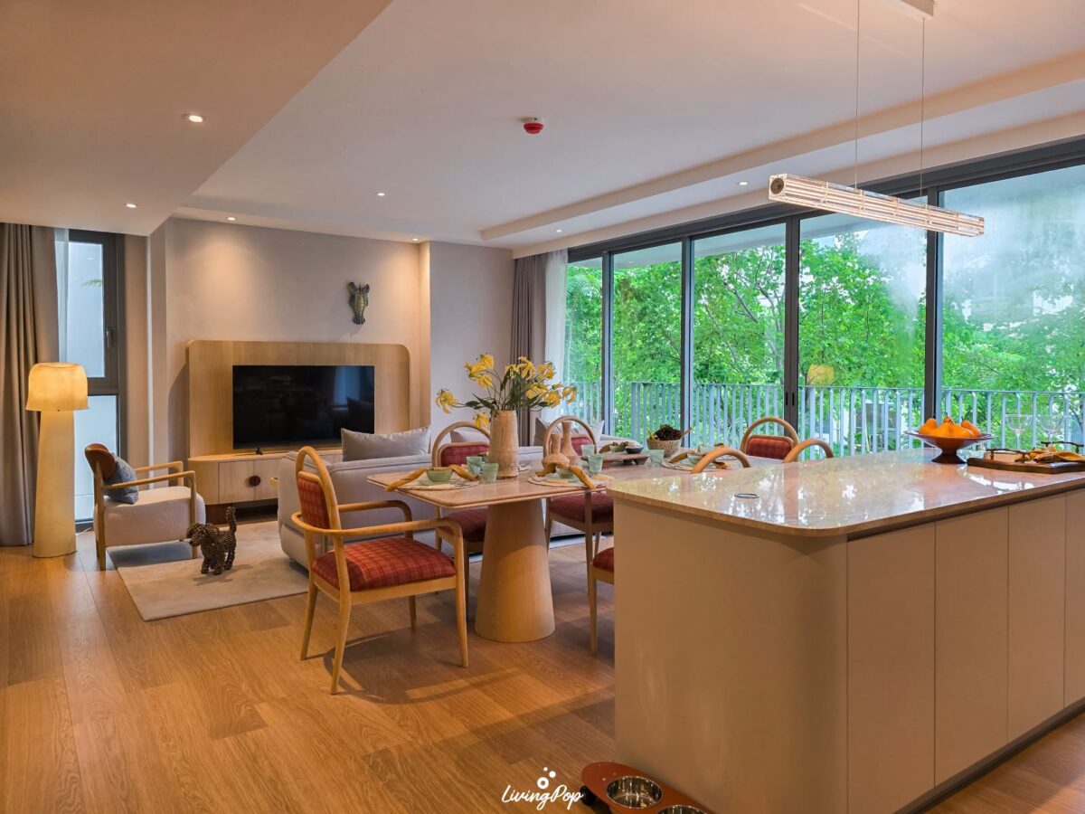 The Standard Residences หัวหิน ห้องตัวอย่าง ห้องนั่งเล่นและครัว