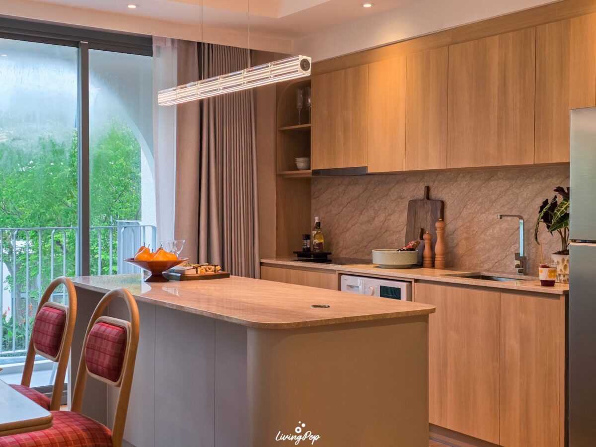 The Standard Residences หัวหิน ห้องตัวอย่าง ครัวและเคาน์เตอร์