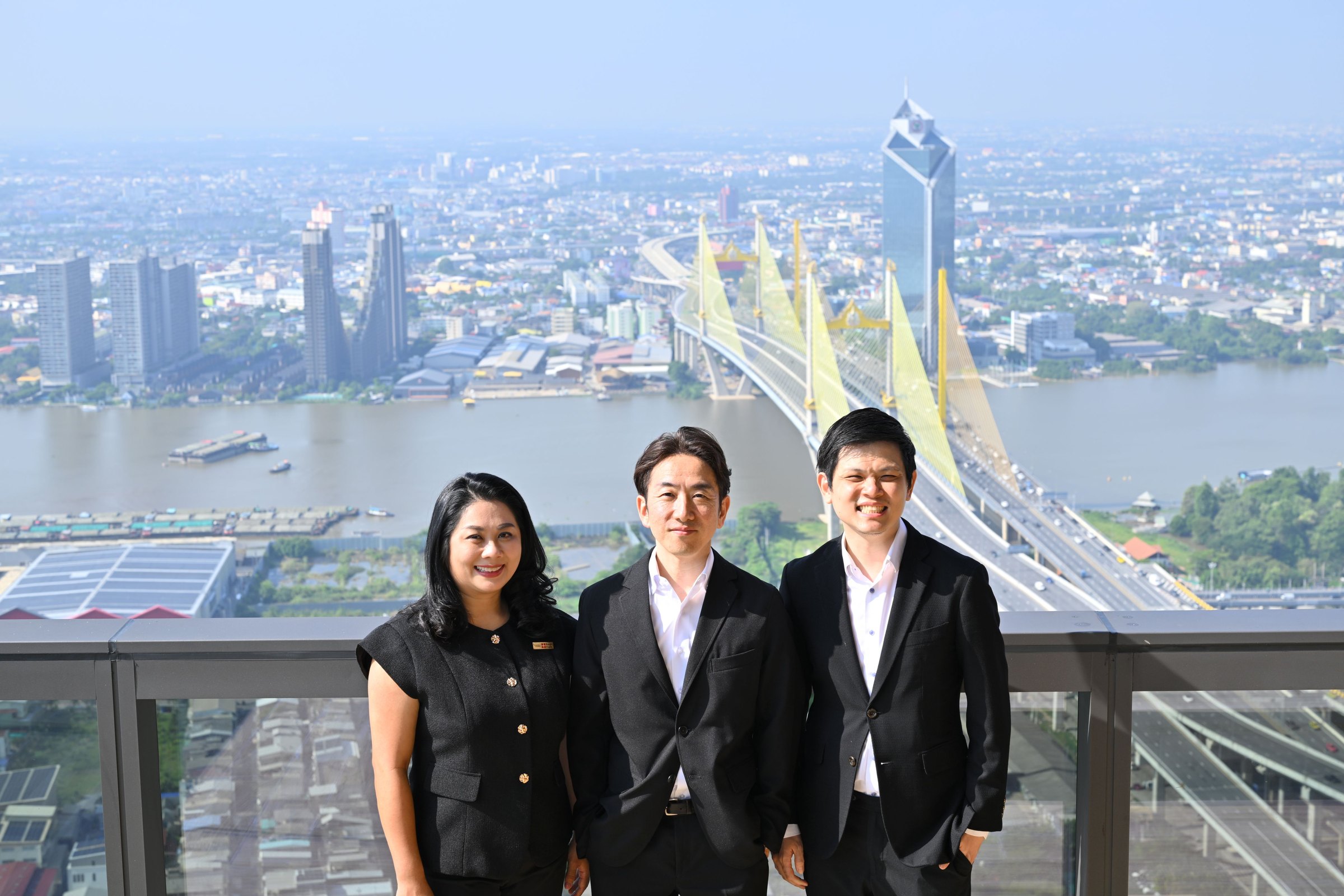 ผู้บริหาร KSD, Tokyu Development และไนท์แฟรงค์ ที่ระเบียงโครงการ KingsQuare Residence วิวแม่น้ำเจ้าพระยา