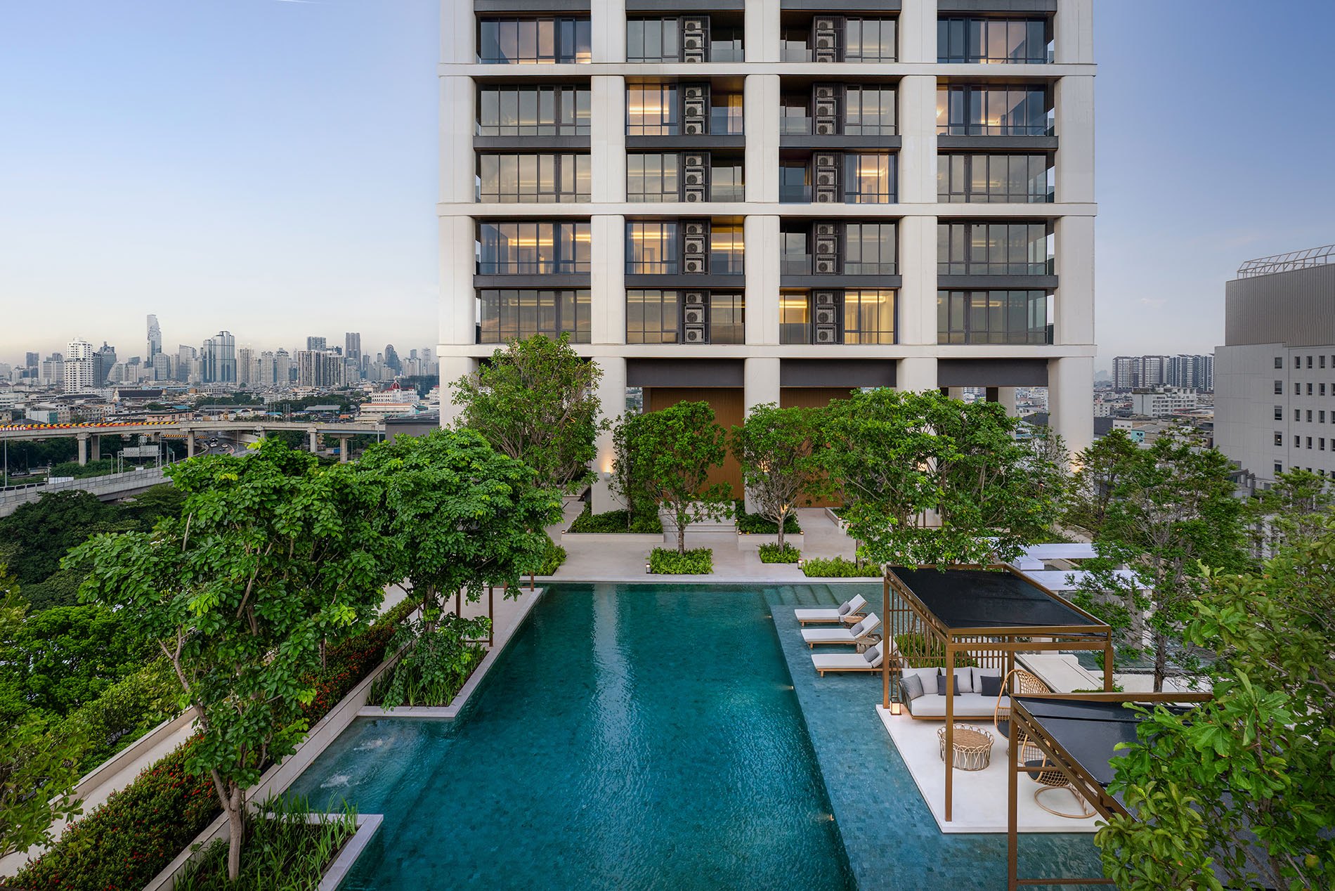 สระว่ายน้ำและสวนส่วนกลางของ KingsQuare Residence