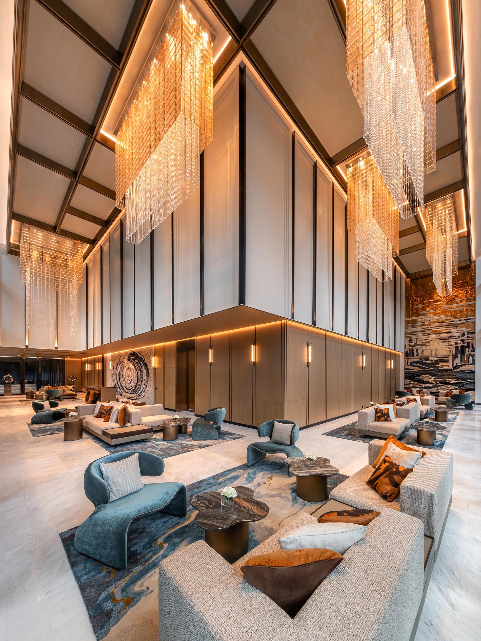 ล็อบบี้เพดานสูงของ KingsQuare Residence